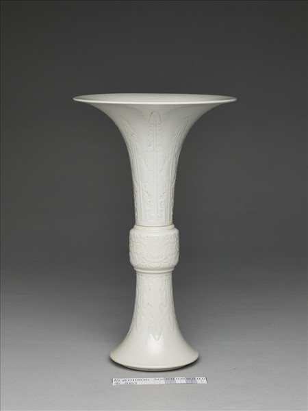 白瓷印花蕉葉紋觚