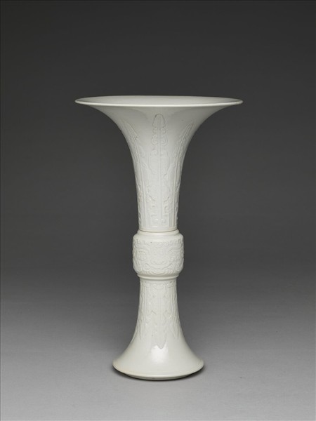 白瓷印花蕉葉紋觚