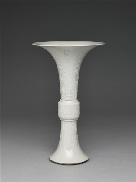 白瓷印花蕉葉紋觚