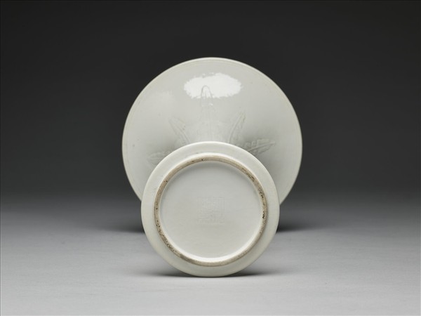 白瓷印花蕉葉紋觚