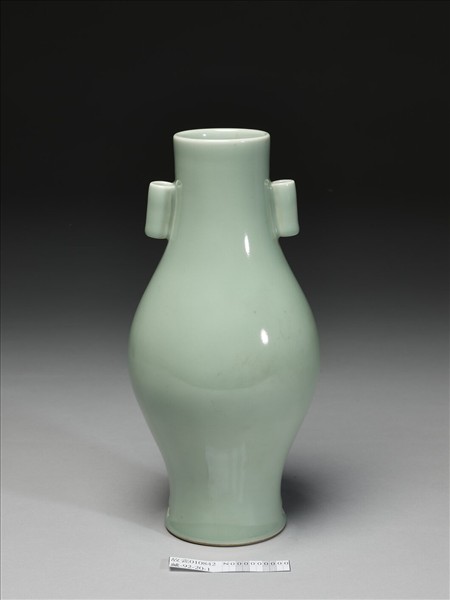 青瓷貫耳瓶