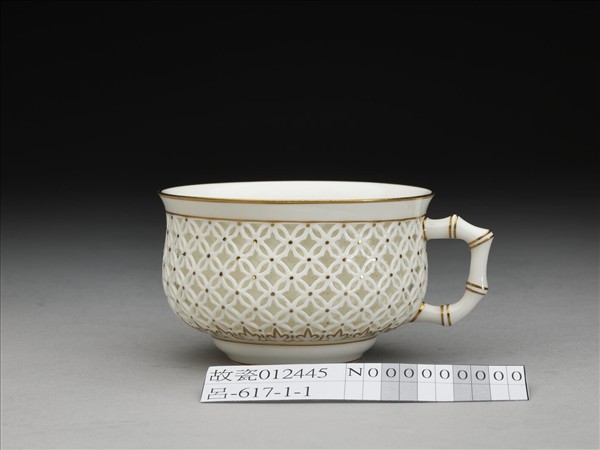 法國 塞弗爾窯(1901)白瓷描金鏤空雕花茶杯