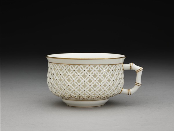 法國 塞弗爾窯(1901)白瓷描金鏤空雕花茶杯