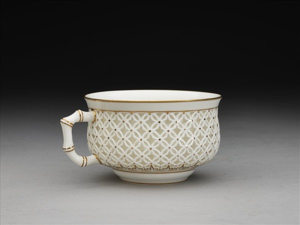 法國 塞弗爾窯(1901)白瓷描金鏤空雕花茶杯