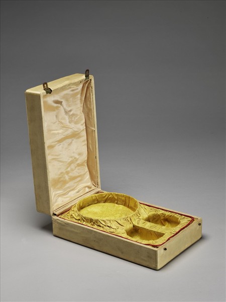 法國 塞弗爾窯(1901)白瓷描金鏤空雕花茶杯