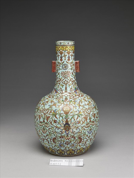 粉彩纏枝番蓮紋貫耳瓶