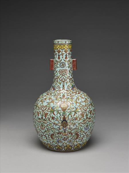 粉彩纏枝番蓮紋貫耳瓶