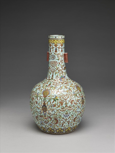 粉彩纏枝番蓮紋貫耳瓶