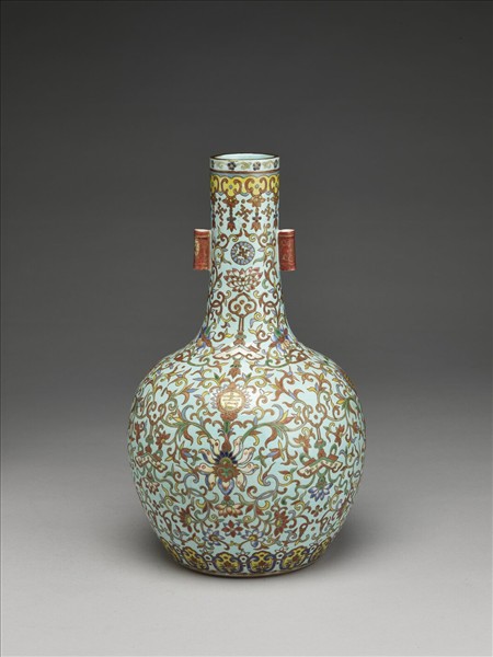 粉彩纏枝番蓮紋貫耳瓶