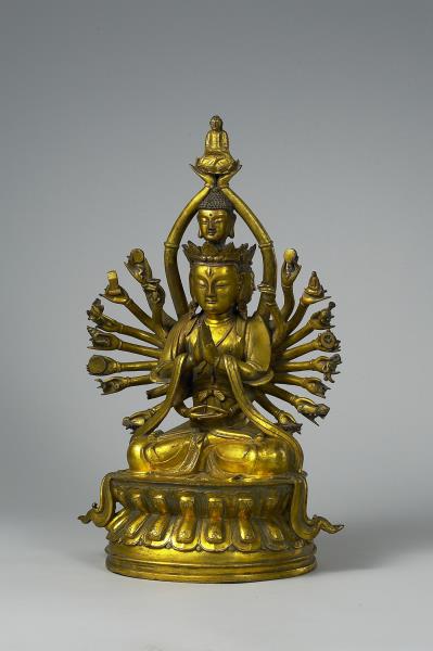 三面二十二臂菩薩坐像