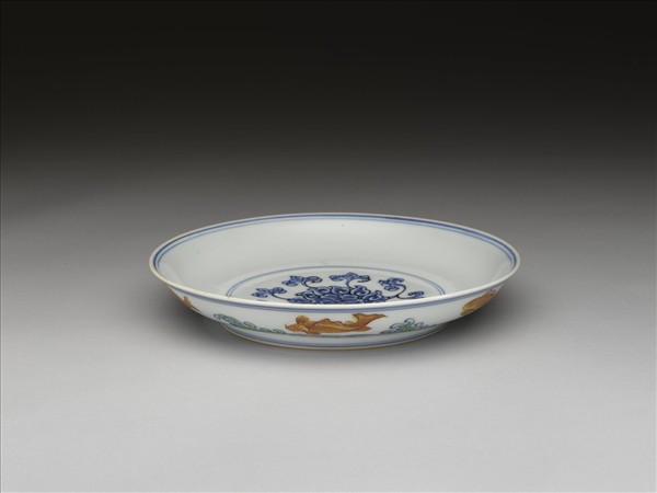 青花加彩波濤魚紋盤