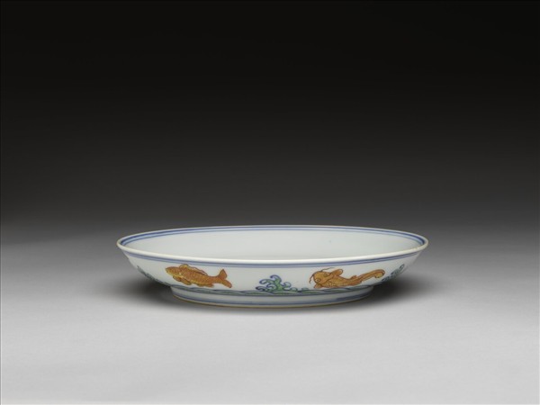 青花加彩波濤魚紋盤