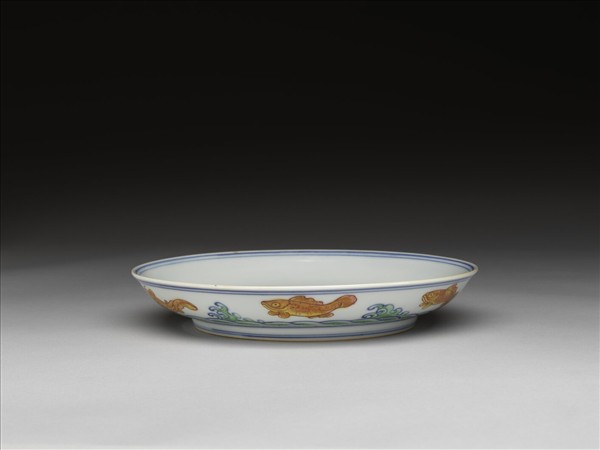 青花加彩波濤魚紋盤