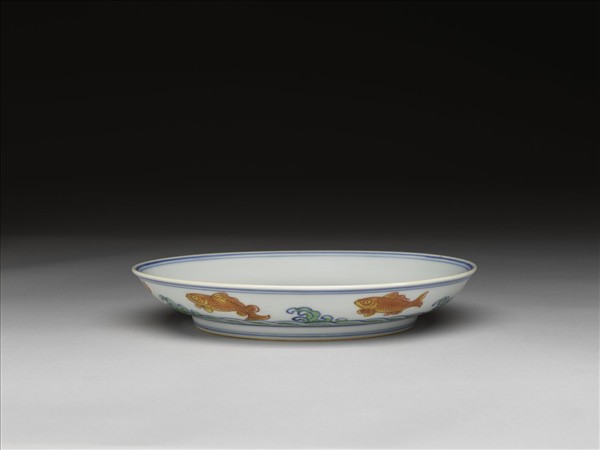 青花加彩波濤魚紋盤