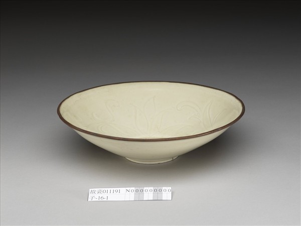 定窯 白瓷劃花蓮花紋葵口碗