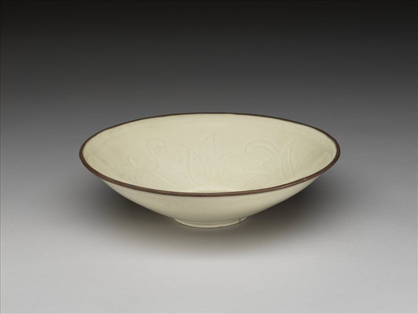 定窯 白瓷劃花蓮花紋葵口碗