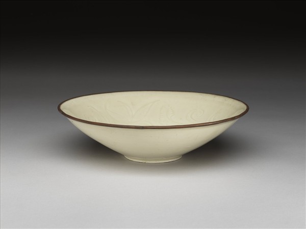 定窯 白瓷劃花蓮花紋葵口碗