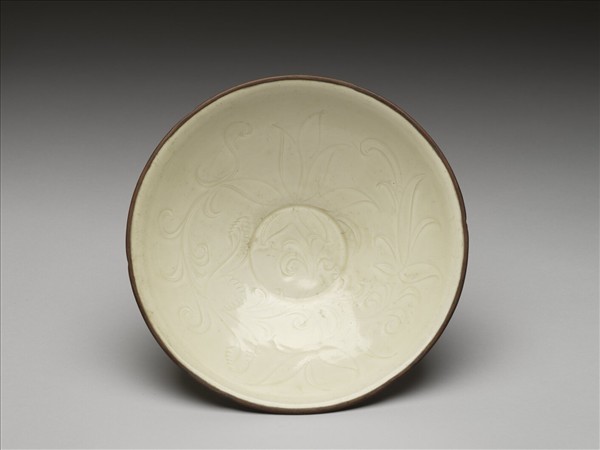 定窯 白瓷劃花蓮花紋葵口碗