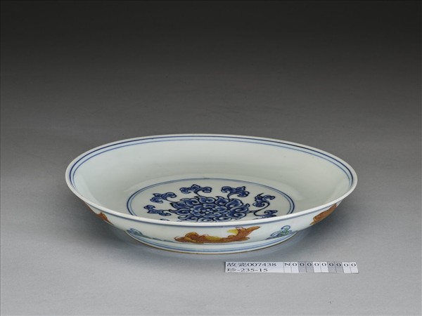 青花加彩波濤魚紋盤