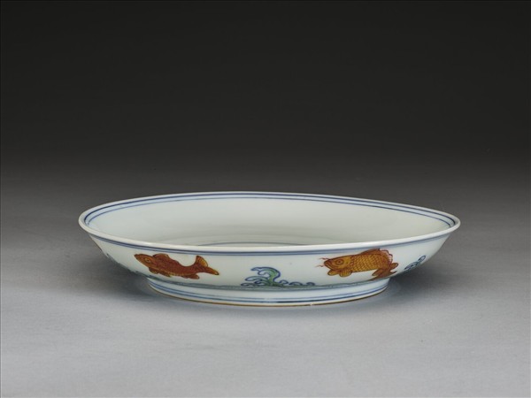 青花加彩波濤魚紋盤