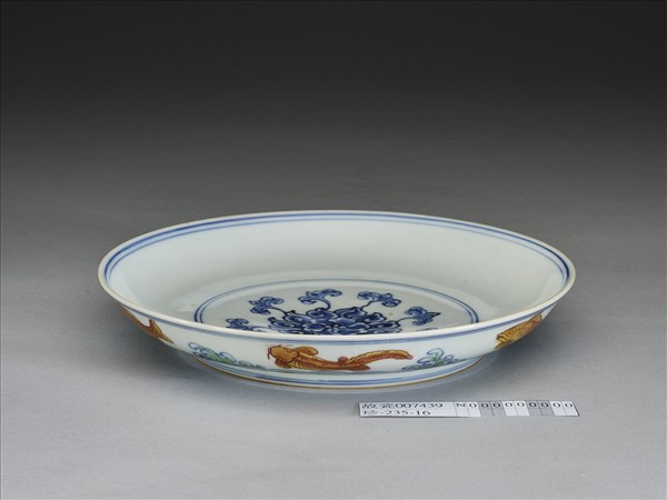 青花加彩波濤魚紋盤