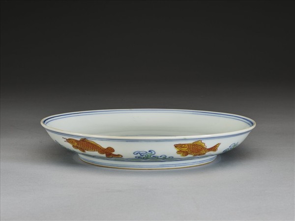 青花加彩波濤魚紋盤