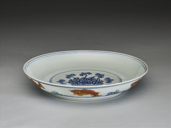 青花加彩波濤魚紋盤