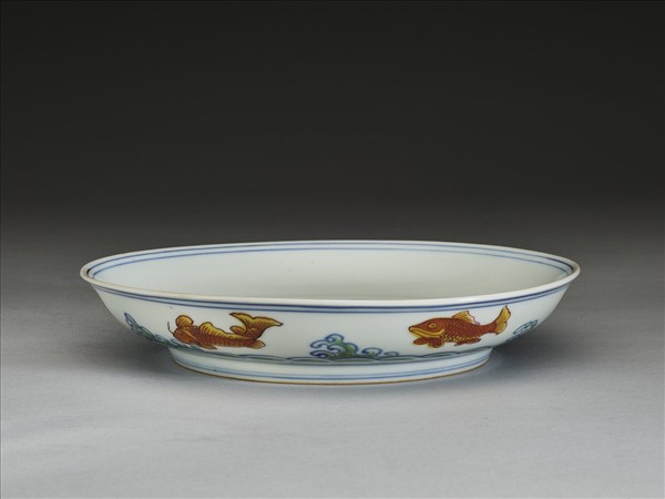 青花加彩波濤魚紋盤