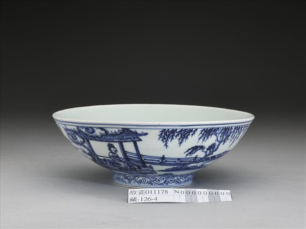 青花庭園仕女圖碗