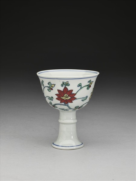 鬥彩番蓮紋高足杯
