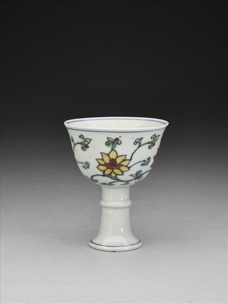 鬥彩番蓮紋高足杯