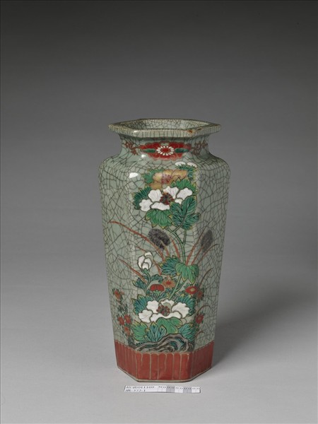 青瓷加彩花鳥紋六方瓶