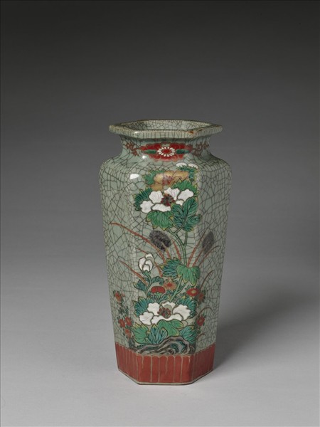 青瓷加彩花鳥紋六方瓶