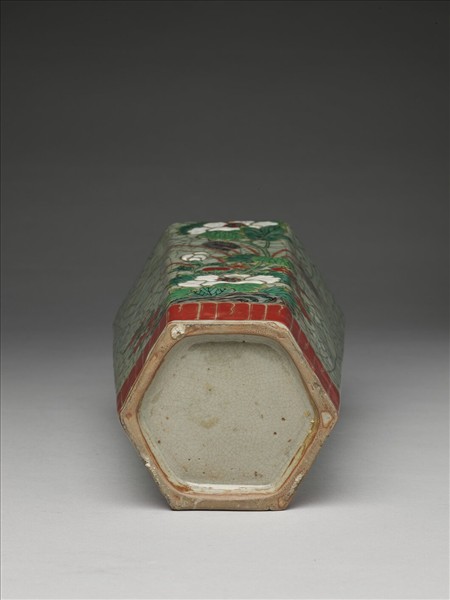 青瓷加彩花鳥紋六方瓶