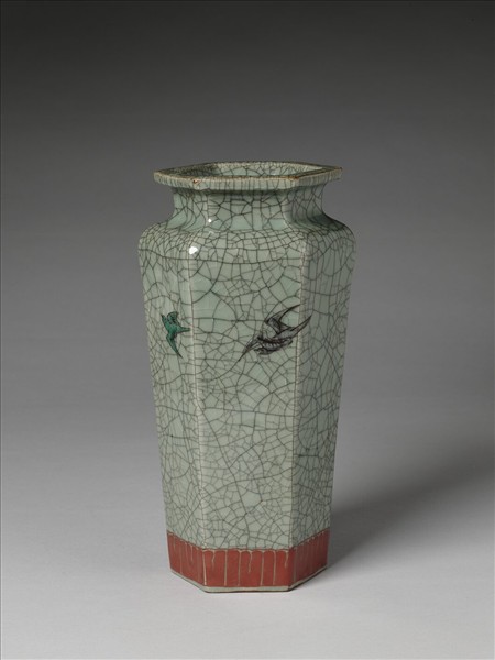 青瓷加彩花鳥紋六方瓶