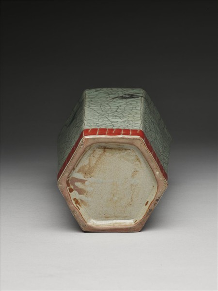 青瓷加彩花鳥紋六方瓶