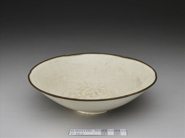 定窯 白瓷劃花蓮花紋葵口碗