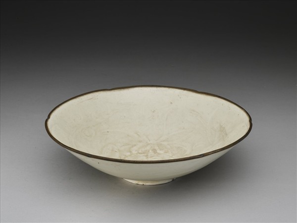 定窯 白瓷劃花蓮花紋葵口碗