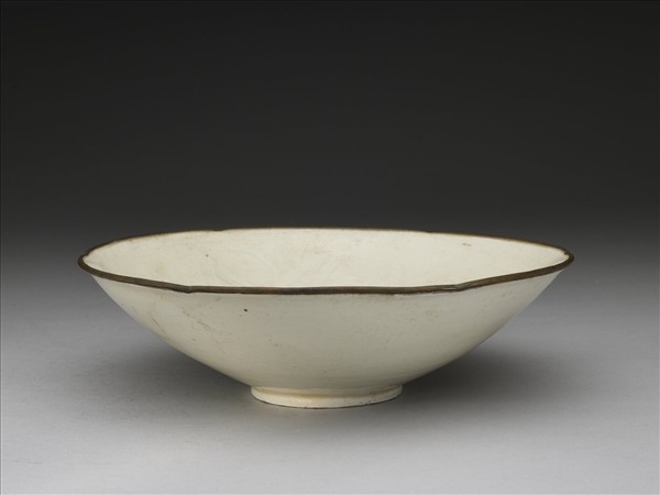 定窯 白瓷劃花蓮花紋葵口碗