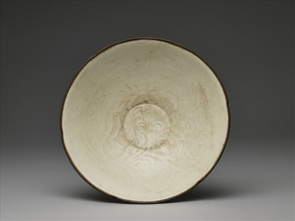 定窯 白瓷劃花蓮花紋葵口碗