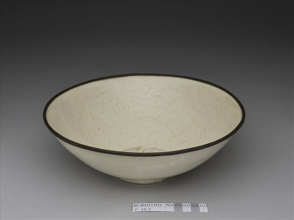 定窯 白瓷印花牡丹紋碗