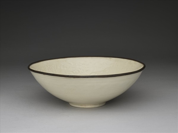 定窯 白瓷印花牡丹紋碗