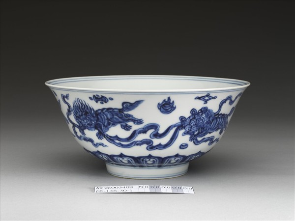 青花獅子紋碗