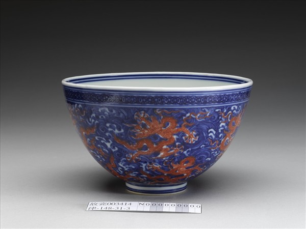 青花描紅龍紋碗