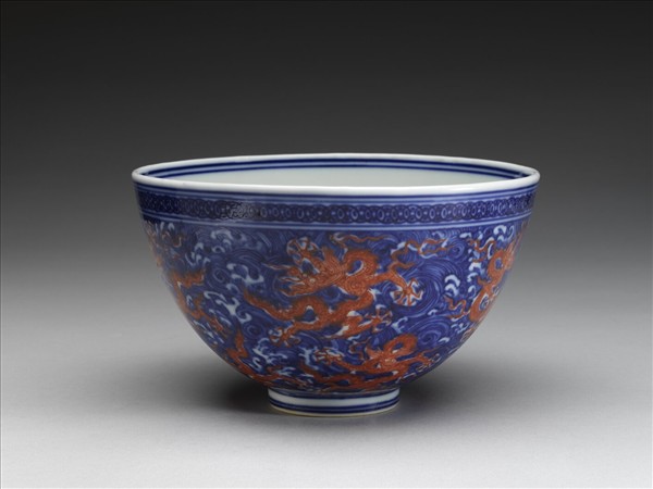 青花描紅龍紋碗