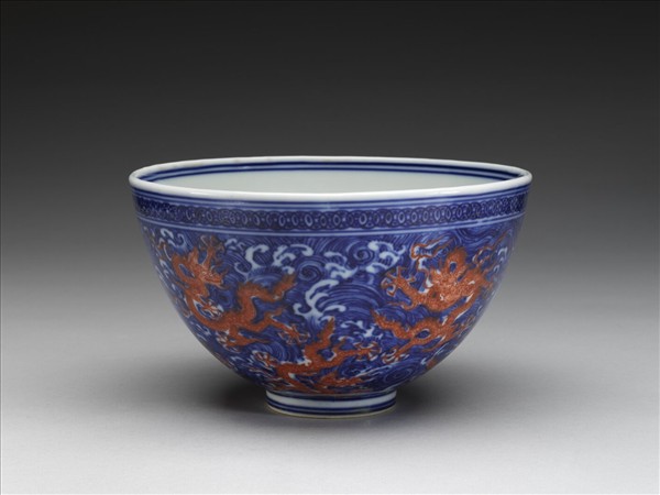 青花描紅龍紋碗