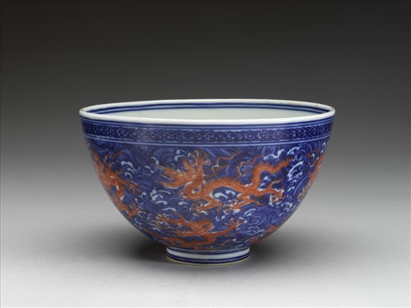 青花描紅龍紋碗