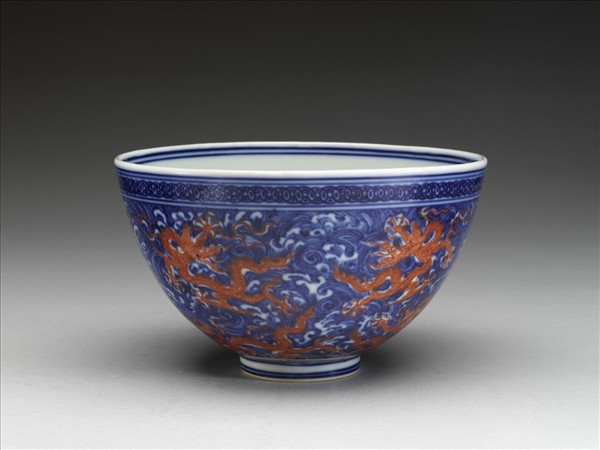 青花描紅龍紋碗
