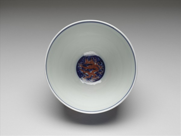 青花描紅龍紋碗