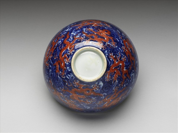 青花描紅龍紋碗